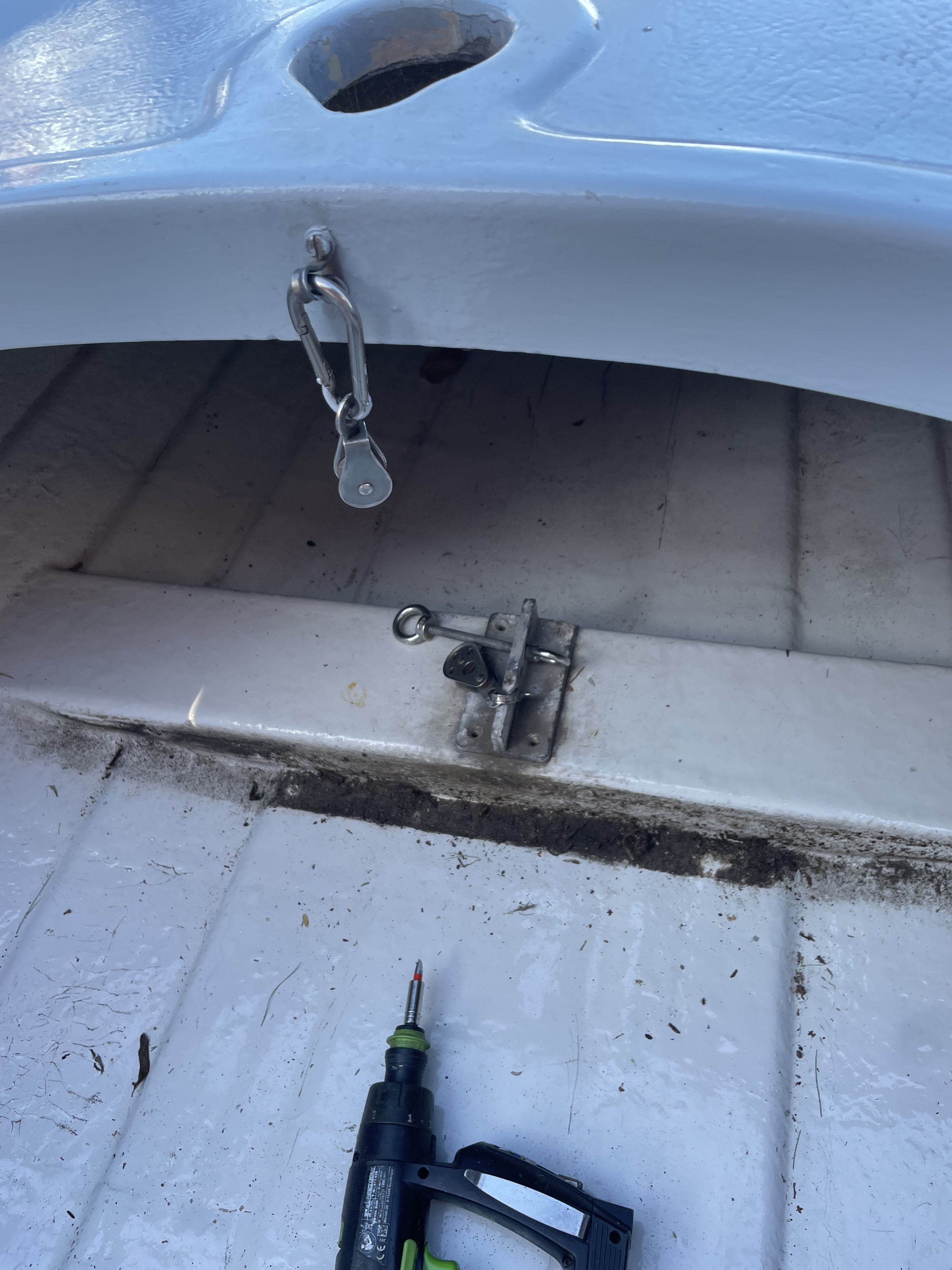 The mast foot plate at the bottom of the hull.