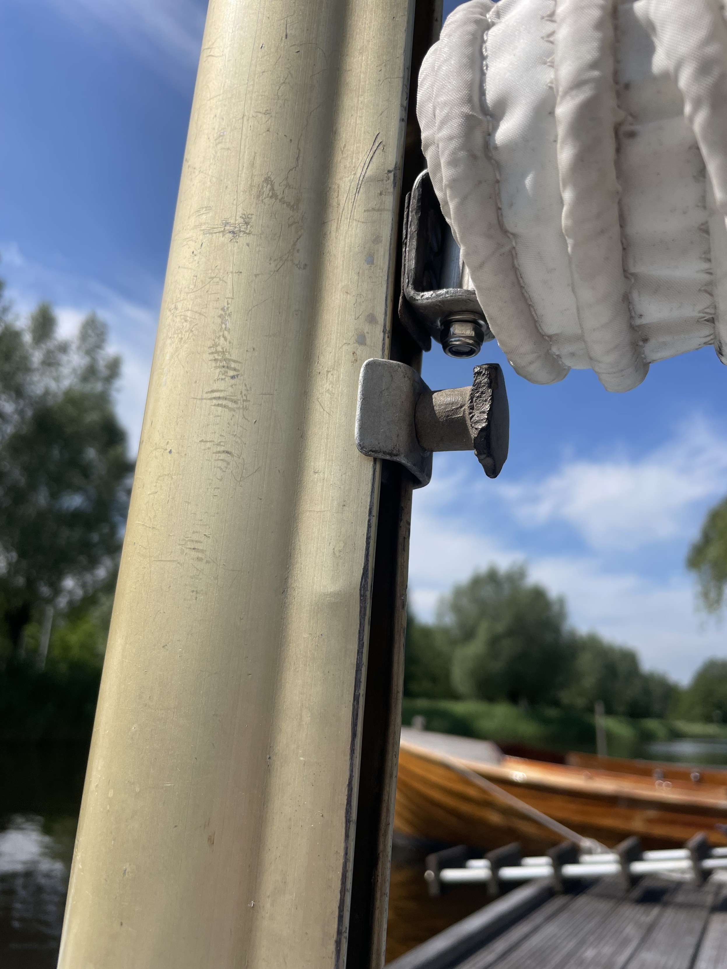the knob is used to clamp the boom to the mast